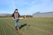Bodenprobe auf dem Versuchsfeld der Ökoschule